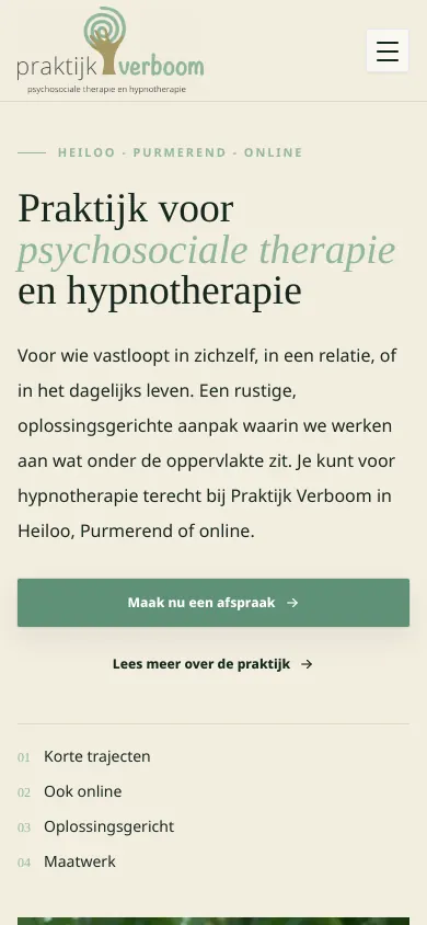 Mobiele website van Praktijk Verboom met rustige praktijkinformatie